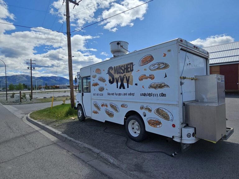 smashed-yxy-food-truck-yukon-gourmet-burgers-on-a-street